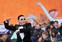 [포토]대통령 취임식,'싸이' 국회 광장에서도 '말춤'을..