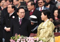 [포토]제18대 대통령 취임식, 담소나누는 '이명박' 전 대통령 내외