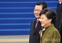 [포토]제18대 대통령 취임식, 웃으며 취임식장 떠나는 朴대통령