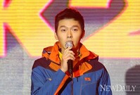 [포토] 패션쇼 오프닝 멘트하는 현빈