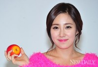 [포토]'최희'아나운서, 배트와 사과 들고 포즈 취하는 여신