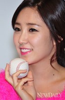 [포토]야구공이 잘 어울리는 여자..'최희'