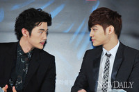 [포토]김강우-김범, '훈남들은 무슨 이야기를 하나~?'