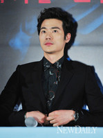 [포토]김강우, '옷 매무새 바로 잡으며~!'