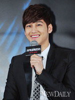 [포토]김범, '마이크든 모습 아나운서 포스~!'