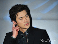[포토]김강우, '귀 파는 모습도 멋져~!'