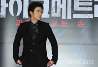 [포토]김강우, '완벽한 모습 세상은 불공평~!'