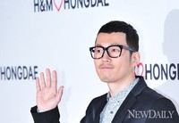 [포토]H&M홍대, 손흔드는 '장혁'