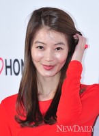 [포토] 강렬한 레드드레스와 부드러운 미소 '윤소이'(H&M홍대)