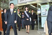 [포토]민원실에 입장하는 '이보영'(납세자의날)