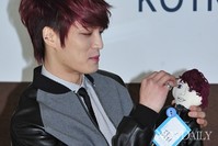 [포토]아우인형에 깊은 애정 보이는 JYJ'김재중'(유니세프)