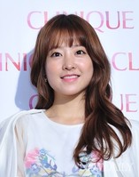 [포토]가로수길에서 동안 미모 발산한 '박보영'