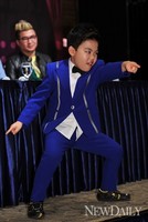 [포토]새로운 댄스 선보이는 '황민우'(리틀싸이)