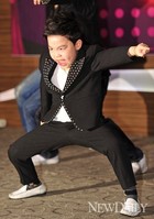 [포토]'쇼타임'으로 데뷔한 '황민우'(리틀싸이)..멋진 무대