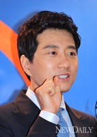 [포토]전동칫솔 홍보에 나선 '김명민'(트라이존3000)