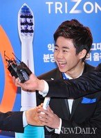 [포토]김명민이 웃겨버린 '박지빈'(트라이존3000)