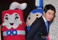 [포토]오랄비 행사에 참석한 '김명민'(트라이존3000)