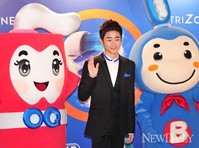 [포토]오랄비인형과 잘 어울리는 '박지빈'(트라이존3000)