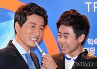 [포토]'김명민-박지빈' 전동칫솔 사용은 이렇게..(트라이존3000)