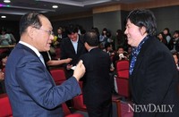 [포토]담소나누는 '장미란-황우여'(2013국회대상)