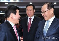 [포토]인사나누는 '박병석-황우여'(2013국회대상)