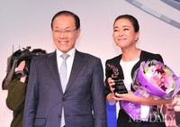 [포토]'2013국회대상', 배우'조민수' 올해의 배우상 수상