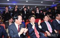 [포토]'2013국회대상', '인피니트' 조민수에게 기립박수