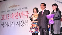 [포토]'2013국회대상', '황정민 아나-박영심PD' 올해의라디오상 수상