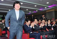 [포토] 갈채 받으며 시상식장에 입장하는 '장미란'선수