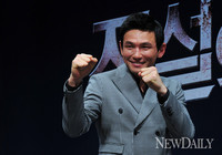 [포토]전설의 주먹, 황정민 '자세 좀 나오나요~?'