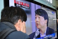 [포토] 안철수 귀국 기자회견에 귀기울이는 시민