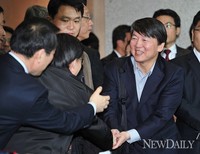 [포토] 악수하는 '안철수' 전 교수