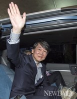 [포토]안철수 귀국, 손흔드는 '安'