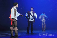 [포토]총사의 감동적, '우정 노래'