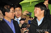 [포토]안철수-박원순, 봄빗속의 만남