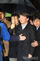 [포토]회동위해 차에서 내린 '안철수' 예비 후보