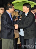 [포토] 두 손 잡은 '안철수-박원순'