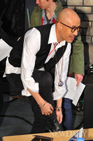 [포토]홍석천, '신발 좀 고쳐신구요~!'