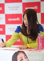 [포토]'누가누가 사인 잘 하나?' 정성스럽게 사인하는 씨스타