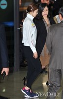 [포토]입국장에 모습 보이는 김연아..다소 피곤한 모습