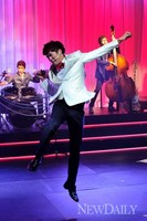 [포토]뮤직쇼 웨딩, '신랑 신나서 날아가겠네~!'