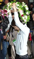 [포토] 꽃목걸이 벗는 '김연아' 선수