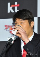 [포토]은퇴식 긴장해 물 마시는 '서장훈'