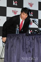 [포토]서장훈, '굿바이 마이히어로~!'