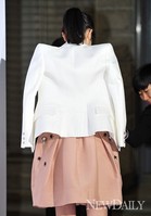 [포토]엄지원, '어깨에 힘이 너무 들어간거 아니야??