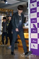 [포토]수줍은 미소 지으며 들어오는 '준호'