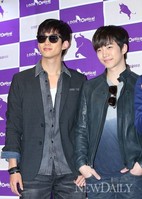 [포토]택연-준호, '블랙으로 깔맞춤 했어요~!'