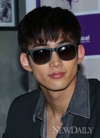 [포토]택연, '선글라스로 소두 인증~!'