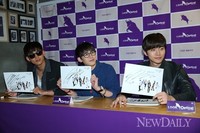 [포토]택연-닉쿤-준호, '얼굴만큼 훈훈한 싸인~!'