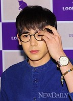 [포토]작은 얼굴 때문에 안경이 흘러내리는 '닉쿤'